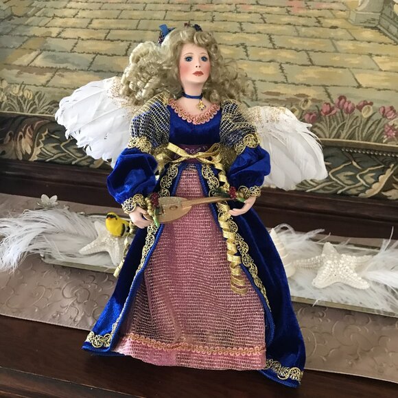 TREASURY COLLECTIONS: PARADISE GALLERIES: BETHANY PORCELAIN ANGEL WITH MUSIC BOX - Picture 1 of 4